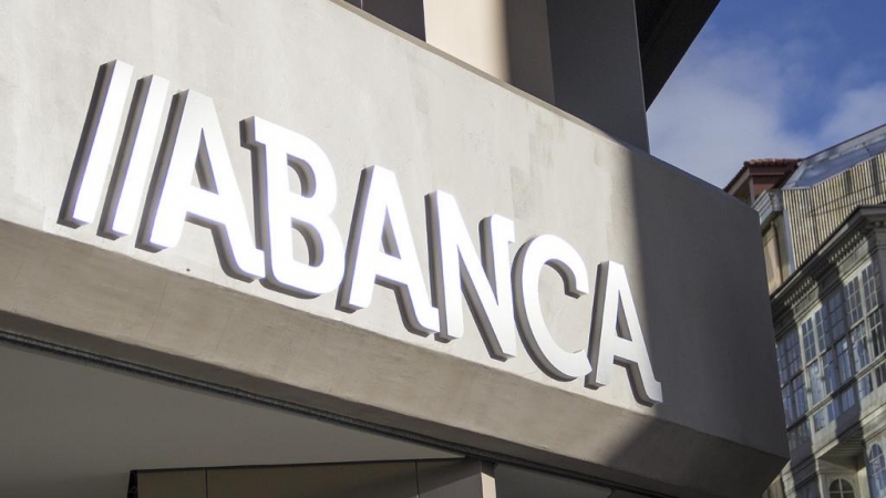 El logo de Abanca en una sucursal en Lugo.