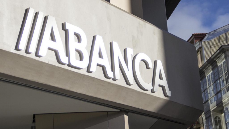 El logo de Abanca en una sucursal en Lugo.