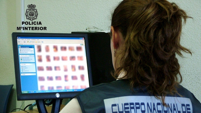 Imagen de archivo de una agente de policía investigando caso de pornografía infantil |  Policía Nacional