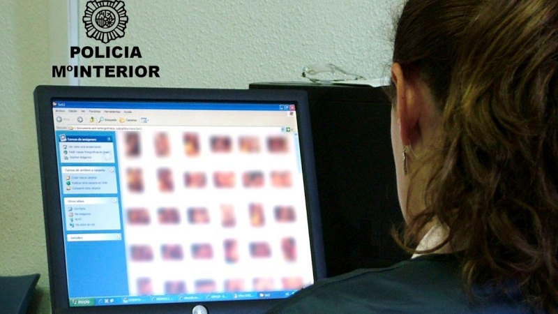 Imagen de archivo de una agente de policía investigando caso de pornografía infantil |  Policía Nacional