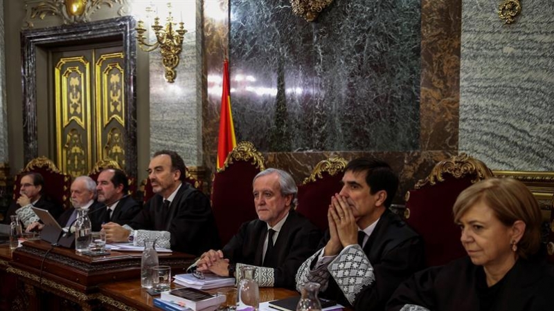 El presidente del tribunal y ponente de la sentencia, Manuel Marchena, junto a los magistrados, Andrés Palomo, Luciano Varela, Andrés Martínez Arrieta, y Juan Ramón Berdugo, Antonio del Moral  y Ana./EFE