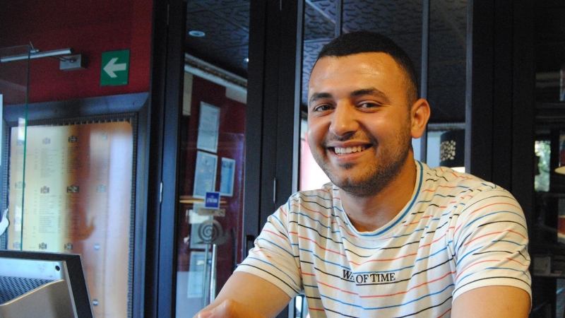 Tras pasar por el centro de menores La Purísima, Bilal trabaja como segundo encargado de un restaurante de Melilla.- IRENE QUIRANTE