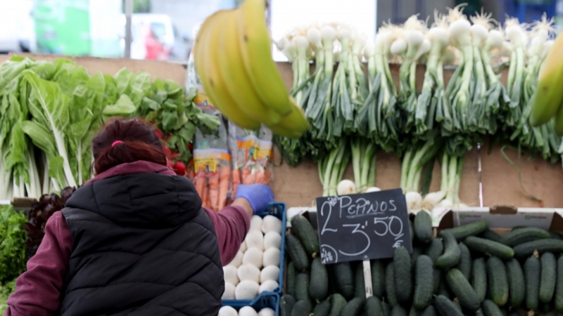 Una vendedora en una tienda de rutas y verduras en un mercado de Madrid. REUTERS/Sergio Perez