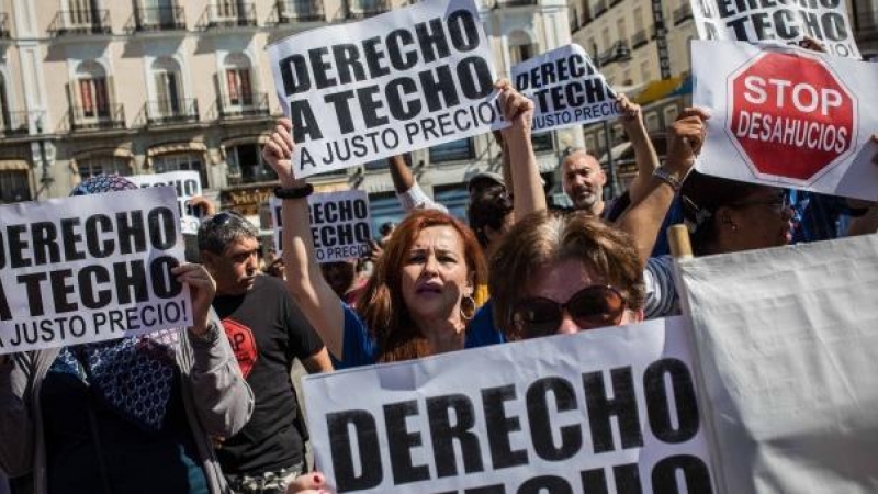 Afectados por la venta de viviendas del IVIMA al fondo buitre Encasa Cibeles protestan en la Puerta del Sol para que se revierta la operación.- JAIRO VARGAS