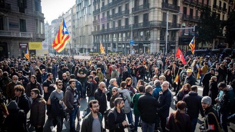 Un millar de CDR se han concentrado en la plaza Urquinaona desde diversos puntos de Barcelona./ EUROPA PRESS