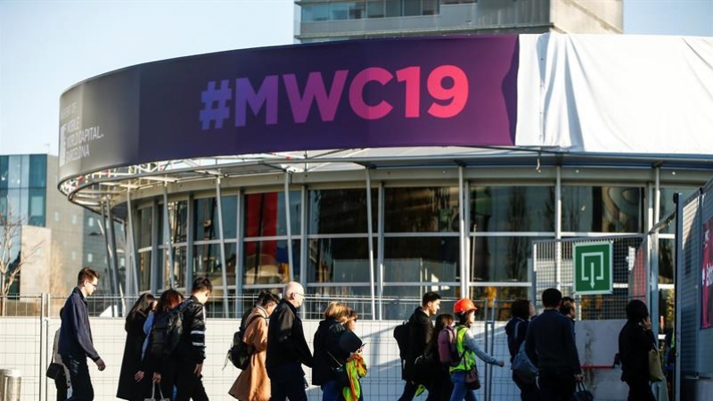 Operarios y participantes del Mobile World Congress 2019 ultiman los preparativos finales del Congreso que dará inicio el próximo lunes en el recinto de la Fira de Barcelona. EFE/Enric Fontcuberta