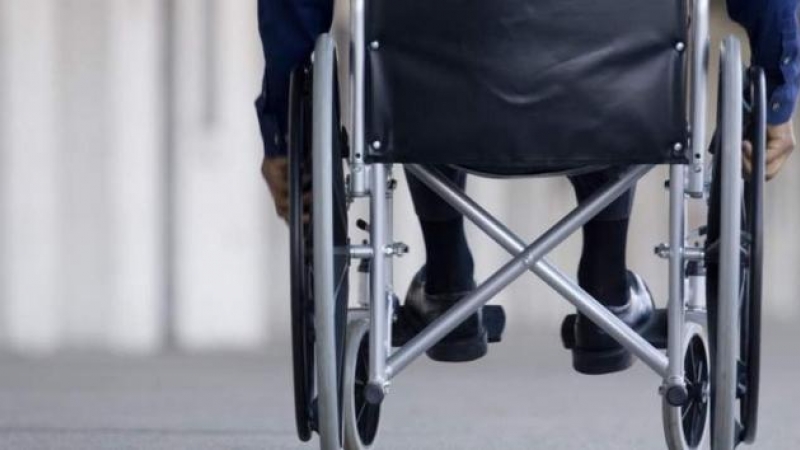 Una persona se desplaza en silla de ruedas. EFE
