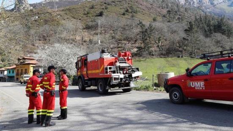 Miembros de la Unidad Militar de Emergencias (UME) tras participar en la extinción de un incendio en Llordón . La oleada de incendios forestales que asola desde ayer varios puntos de Asturias se ha reducido a última hora de la mañana de este lunes a 44 fu