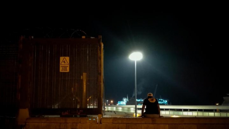 Uno de los menores marroquíes que deambulan por las calles de Melilla.  /S. G.