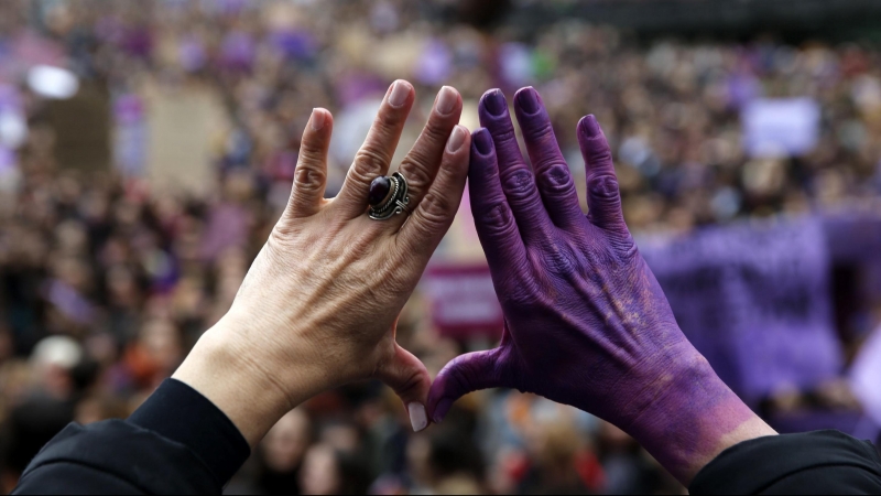 Una mujer con el gesto del feminismo este viernes en Bilbao durante la manifestación que ha recorrido las calles de la capital vizcaína convocada por sindicatos y organizaciones feministas con motivo del Día Internacional de la Mujer. EFE/Luis Tejido.