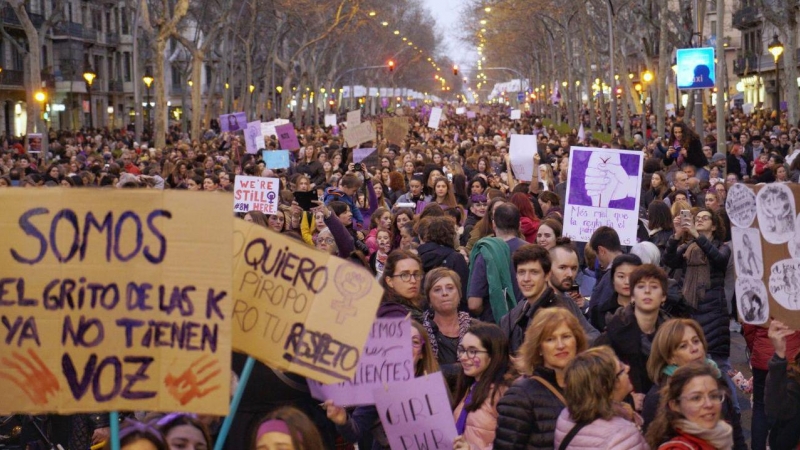 Una imatge de la manifestació de la tarda del 8-M a Barcelona. JOEL KASHILA.