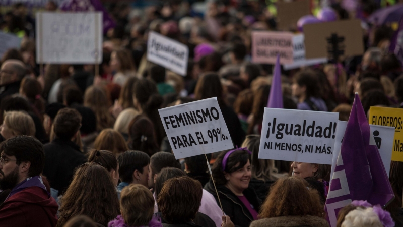 Pancartas con lemas feministas durante la manifestación del 8M en Madrid.-JAIRO VARGAS