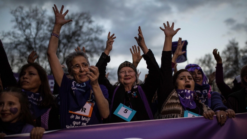 Varias mujeres, en la cabecera de la manifestación del 8M en Madrid.-JAIRO VARGAS