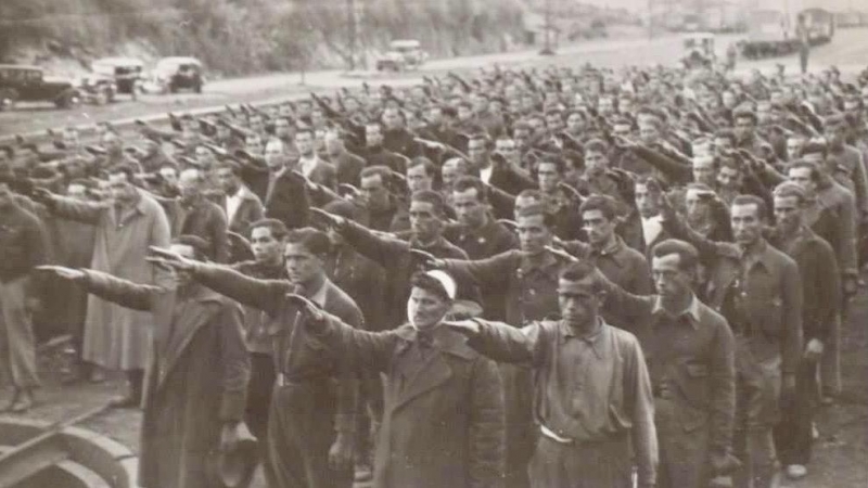 Prisioneros haciendo el saludo fascista en el campo de Concentración de Irún en Guipúzcoa (BIBLIOTECA NACIONAL DE ESPAÑA)