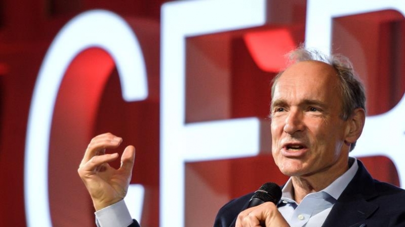El padre de la Web, el británico Tim Berners-Lee, da un discurso durante un evento para celebrar el 30 aniversario de la World Wide Web, la red mundial que cambió la historia moderna, en el Centro Europeo de Física de Partículas (CERN) este martes en Mey