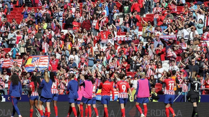 Las jugadoras del Atlético de Madrid se despiden de su afición tras perder por 0-2 contra el Barcelona, tras el partido de la Liga Iberdrola disputado en el estadio Wanda Metropolitano en Madrid.- EFE/Kiko Huesca