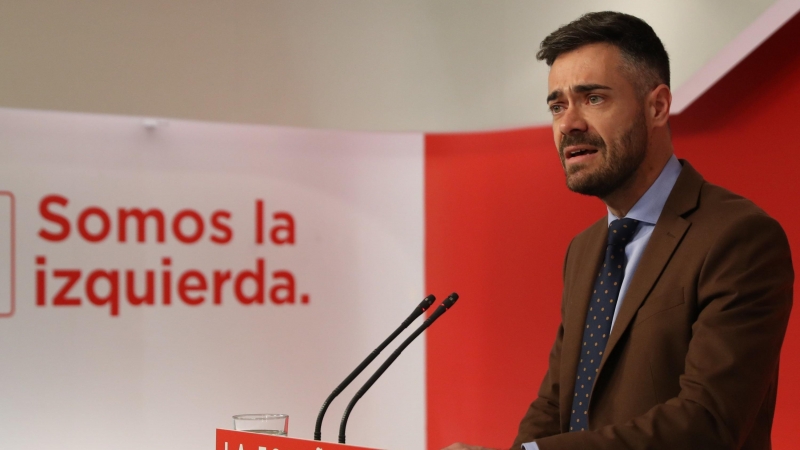 El portavoz adjunto del Comité Electoral del PSOE, Felipe Sicilia, ofrece una rueda de prensa tras la reunión del Comité Electoral del partido en Ferraz. EFE/ J.J.Guillén