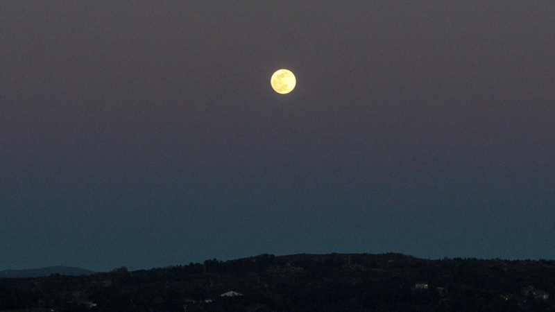 La superluna que anuncia la primavera brilla sobre la ciudad de Ourense. La luna se muestra un 14% más grande de lo habitual y un 30% más brillante. - EFE/ Brais Lorenzo