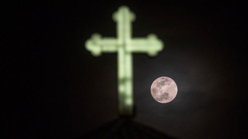 Vista de la superluna en una iglesia en Skopje, Macedonia del Norte. - AFP / Robert ATANASOVSKI