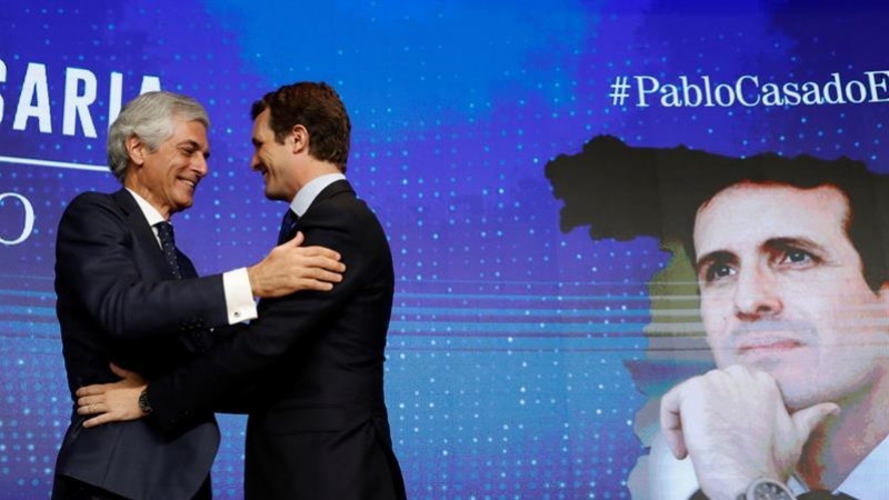 El presidente del PP, Pablo Casado (d), junto a Adolfo Suárez Illana, durante la intervención este lunes del presidente del PP, Pablo Casado, en el espacio de foros 'La España necesaria', que organiza el diario El Mundo. Adolfo Suárez Illana será el númer