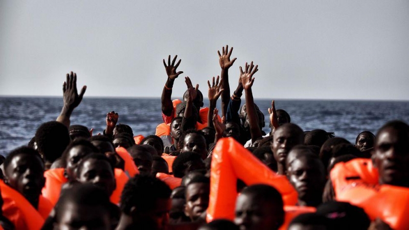 Migrantes a bordo de una patera. Foto: Aris Messinis / AFP