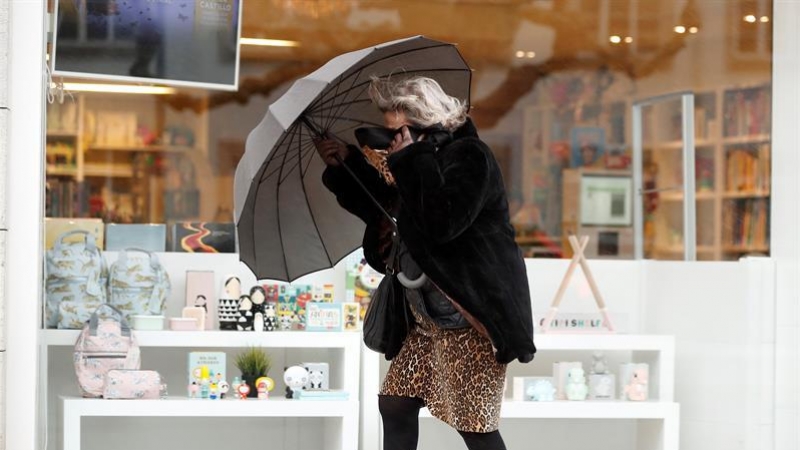 Una mujer se protege de la lluvia caída hoy en Lugo. El jueves llegará a Galicia un frente frío con el avance del día, de forma que los cielos estarán nublados en general, con lluvias que comenzarán por el oeste durante la mañana y que se extenderán al re