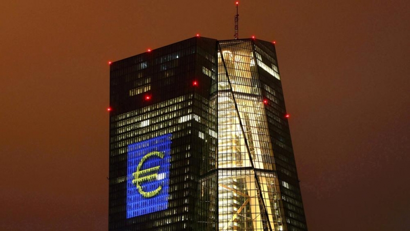 El símbolo del euro en la fachada del rascacielos donde tiene su sede el BCE en Fráncfort. REUTERS/Kai Pfaffenbach