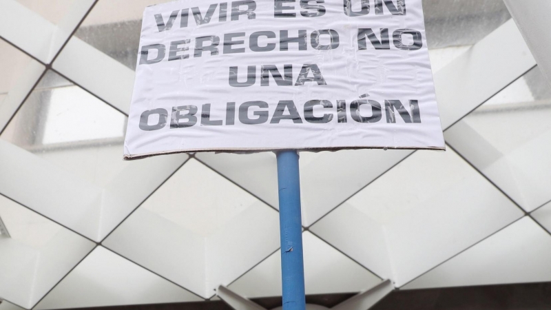 05/04/2019 - Concentración convocada por la asociación 'Derecho a Morir Dignamente' para pedir la regulación de la eutanasia en los Juzgados de Plaza de Castilla de Madrid. EFE / Kiko Huesca