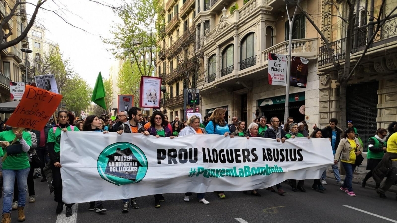 Manifestació en defensa del dret a l'habitatge, al centre de Barcelona. PÚBLIC