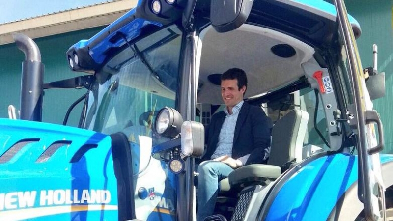 El líder del PP, Pablo Casado, subido a un tractor en una imagen de archivo. | Twitter