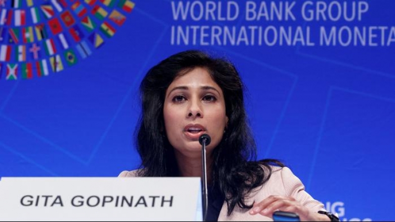 La economista jefa del Fondo Monetario Internacional, Gita Gopinath, en la rueda de prensa de presentación del informe 'Perspectivas Económicas Globales', del organismo internacional. EFE/ Shawn Thew