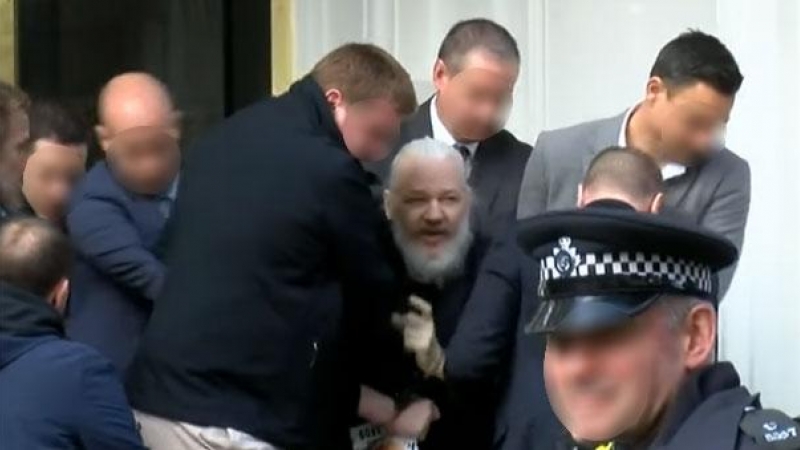 Momento de la detención de Julian Assange. - RT (Youtube)