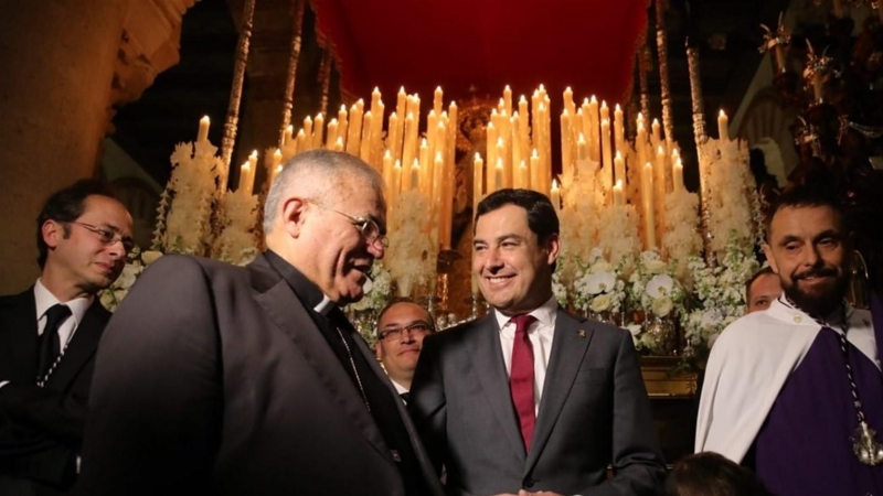 El presidente de la Junta de Andalucía, Juanma Moreno, en Córdoba, hoy, durante su visita a la Semana Santa. Europa Press