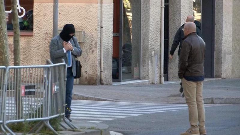 El pederasta confeso de los Maristas de Sants, Joaquín Benítez, con el rostro cubierto por un pasamontañas, pide disculpas al padre de una de las víctimas a su llegada a la Audiencia de Barcelona. (Ell / EFE)