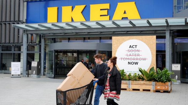 Clientes en una tienda de Ikea en Alemania. / WOLFGANG RATTAY (REUTERS)