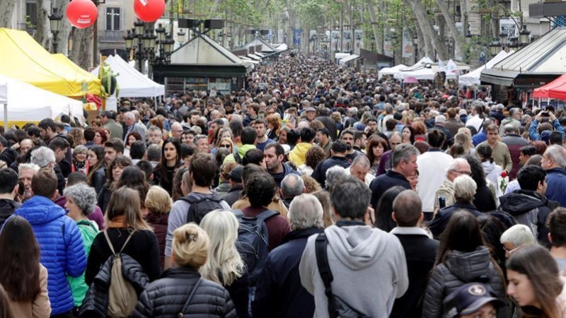 Centenares de personas abarrotan las Ramblas en la Diada de Sant Jordi. EFE