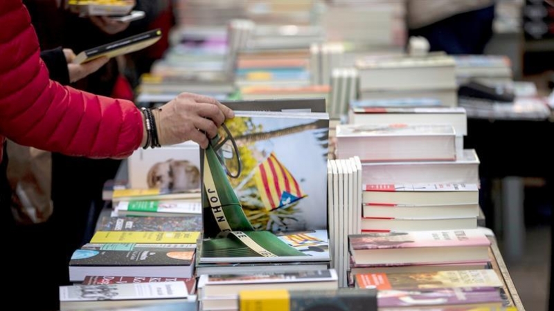 Justo el día después de acabar la Semana Santa en Cataluña, llega este año Sant Jordi, en una jornada, en plena campaña electoral. EFE