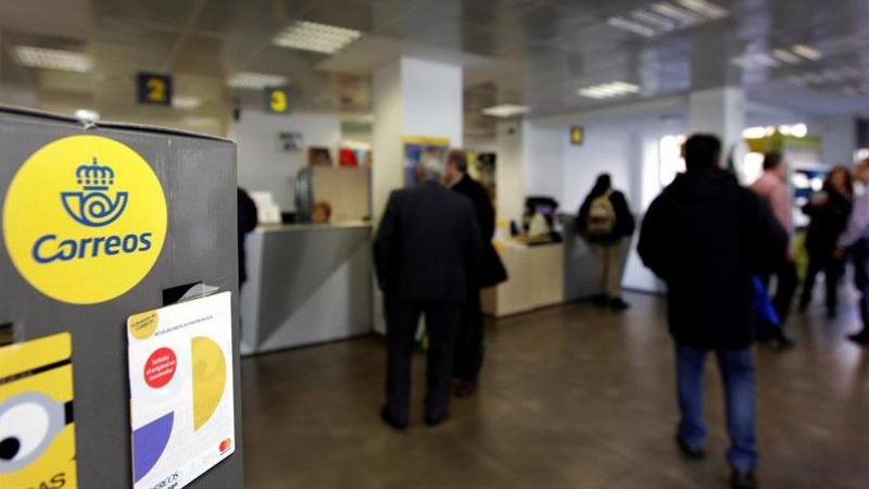 Vista del interior de una oficina de Correos este viernes en Madrid. - EFE