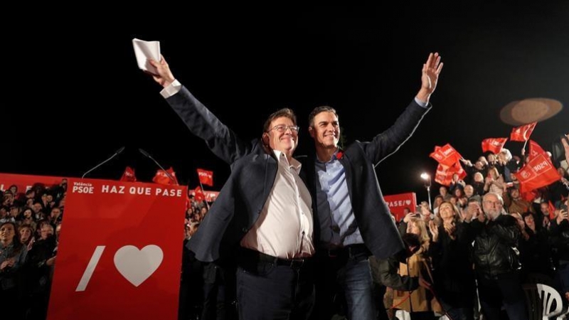 Ximo Puig i Pedro Sánchez en el miting de final de campanya a València. EFE / Juan Carlos Cárdenas