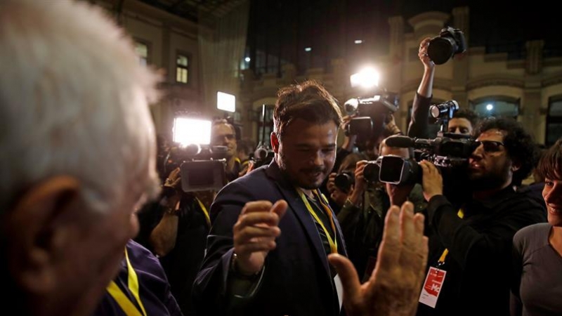 El candidato de ERC al Congreso Gabriel Rufián recibe el saludo del alcaldable de Barcelona, Ernest Maragall (i) al conocerse los primeros resultados parciales de la elecciones del 28A, esta noche en la sede del partido en Barcelona. EFE/Alberto Estévez