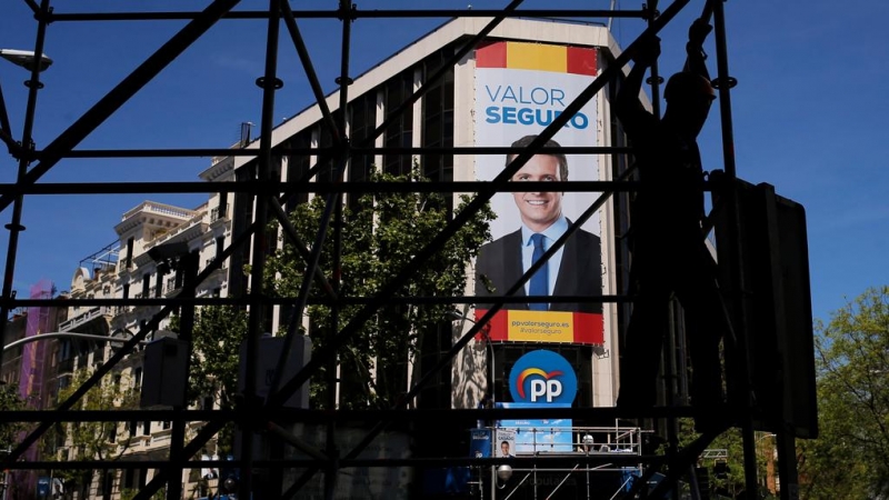 La imagen de Pablo Casado en la fachada de la sede del PP, en la madrileña calle de Génova. EUTERS/Jon Nazca