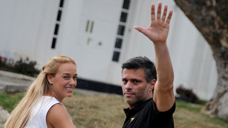 02/05/2019 - El líder de la oposición venezolana Leopoldo López junto a su mujer, Lilian Tintori, saluda a los medios de comunicación en la residencia del embajador de España en Caracas. / REUTERS