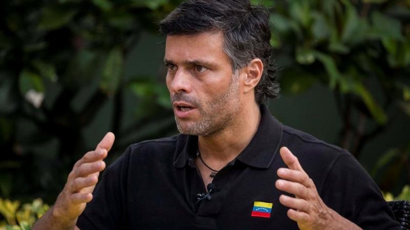 El líder opositor venezolano Leopoldo López habla durante una entrevista concedida a Efe este jueves, en Caracas (Venezuela). /EFE