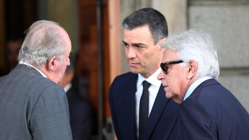 Imagen del presidente del Gobierno en funciones, Pedro Sánchez, con el rey emérito y Felipe González, en el velatorio de Rubalcaba. | EP