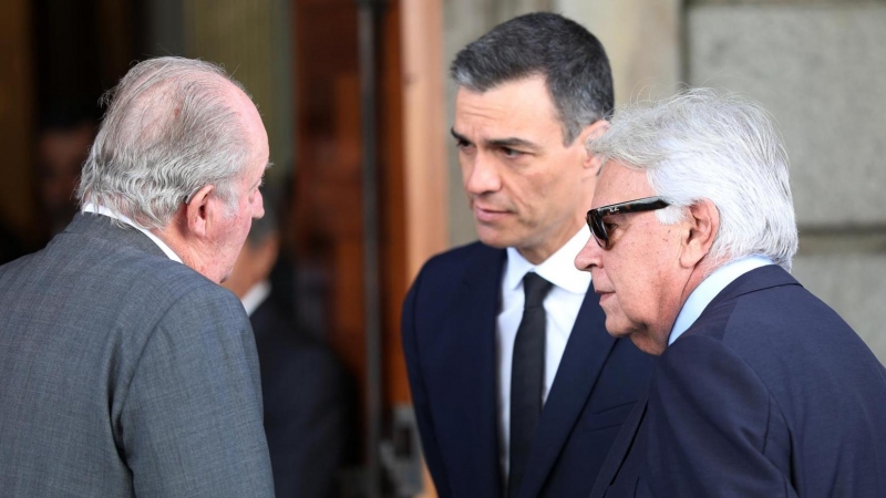 Imagen del presidente del Gobierno en funciones, Pedro Sánchez, con el rey emérito y Felipe González, en el velatorio de Rubalcaba. | EP