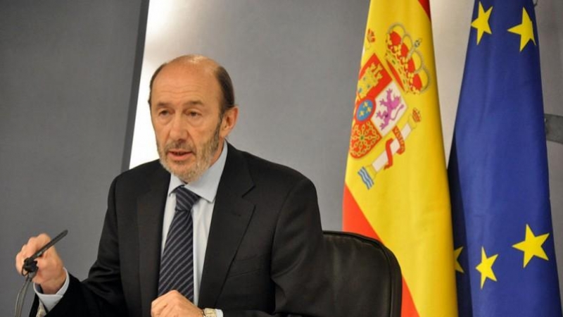 Alfredo Pérez Rubalcaba en rueda de prensa tras una reunión de la Comisión Delegada del Gobierno para situaciones de crisis. 2010.