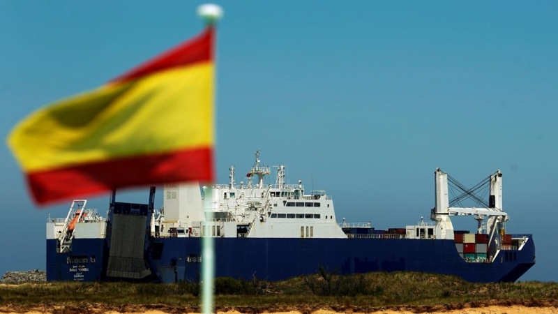 El buque de carga saudí Bahri-Yanbu, a su salida del puerto de Santander. REUTERS / Vincent West