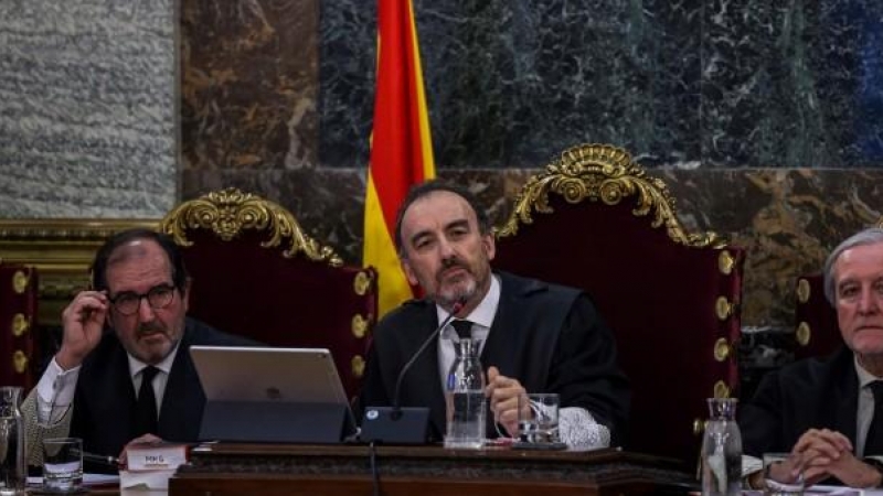 El president del tribunal Manuel Marchena, juntament als magistrats, Andrés Martínez Arrieta (i) i Juan Ramón Berdugo (d), durant el judici del procés. EFE