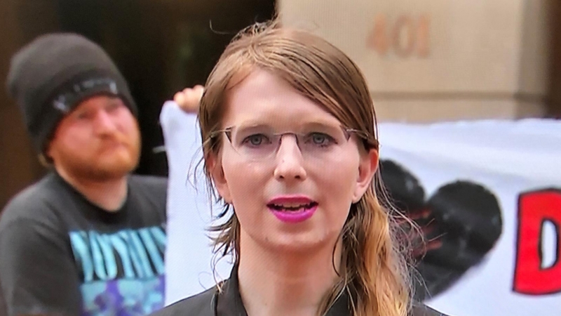 16/05/2019 - La exanalista de inteligencia del Ejército de los EEUU, Chelsea Manning, habla a los reporteros que se encuentran fuera del tribunal federal de los EEUU el 16 de mayo de 2019 | REUTERS