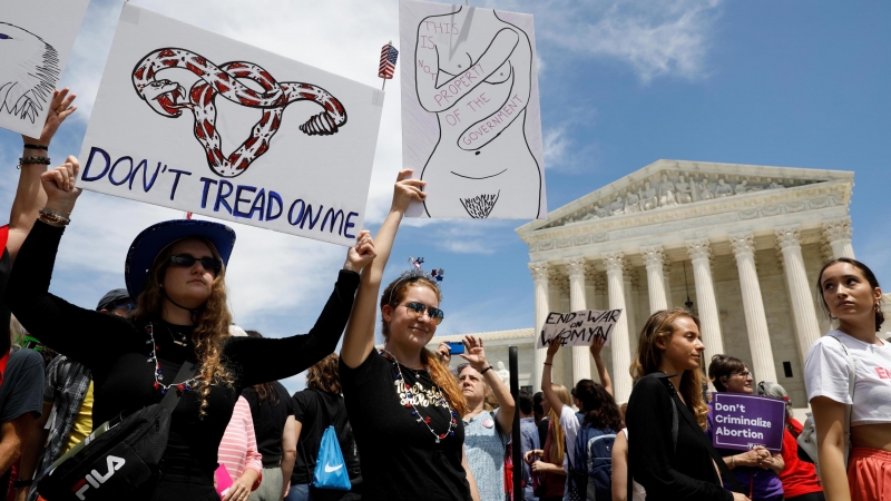 21/05/2019 - Activistas por los derechos al aborto se reúnen frente a la Corte Suprema de los EEUU, el 21 de mayo de 2019. REUTERS/ Kevin Lamarque